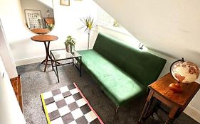 Stylish Top Floor Flat In The Heart Of Camden!
